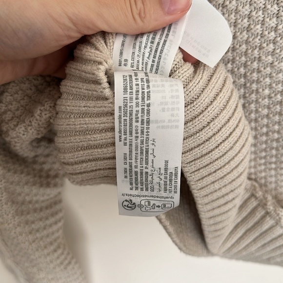 HOLLISTER | Cream Easy Cable-Knit Crew Sweater - Picture 6 of 9